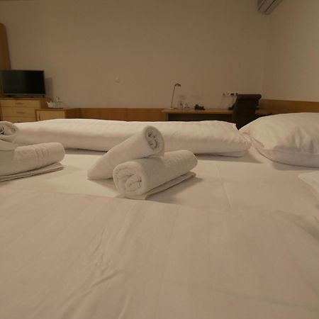 Hotel Novy Kastiel - Self Check-In Topoľčany Esterno foto