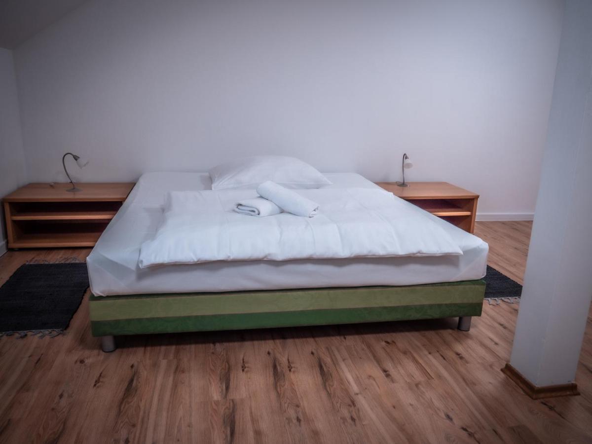 Hotel Novy Kastiel - Self Check-In Topoľčany Esterno foto